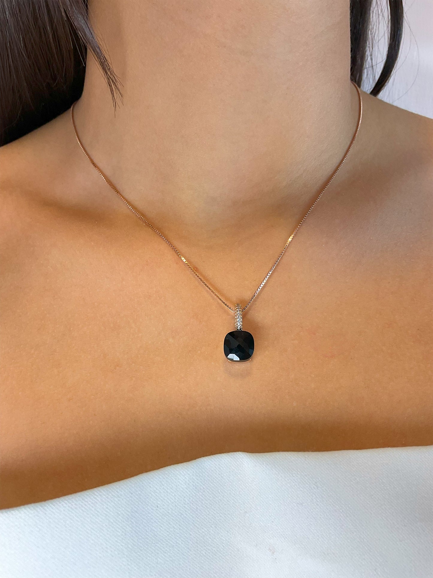 Collana con ciondolo pietra singola zirconato simil pomellato