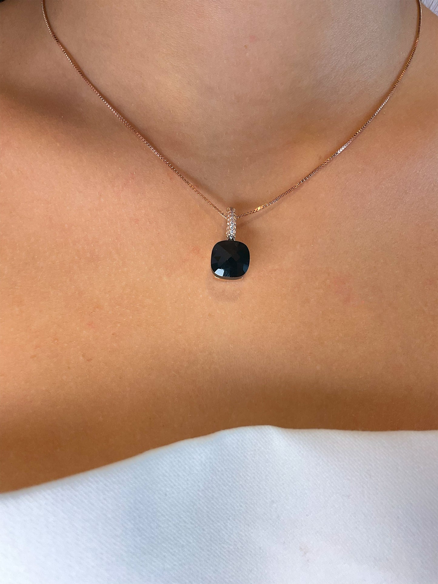 Collana con ciondolo pietra singola zirconato simil pomellato